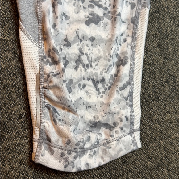 Athleta Grey and White Patterned Cropped Leggings sz M - Picture 3 of 11